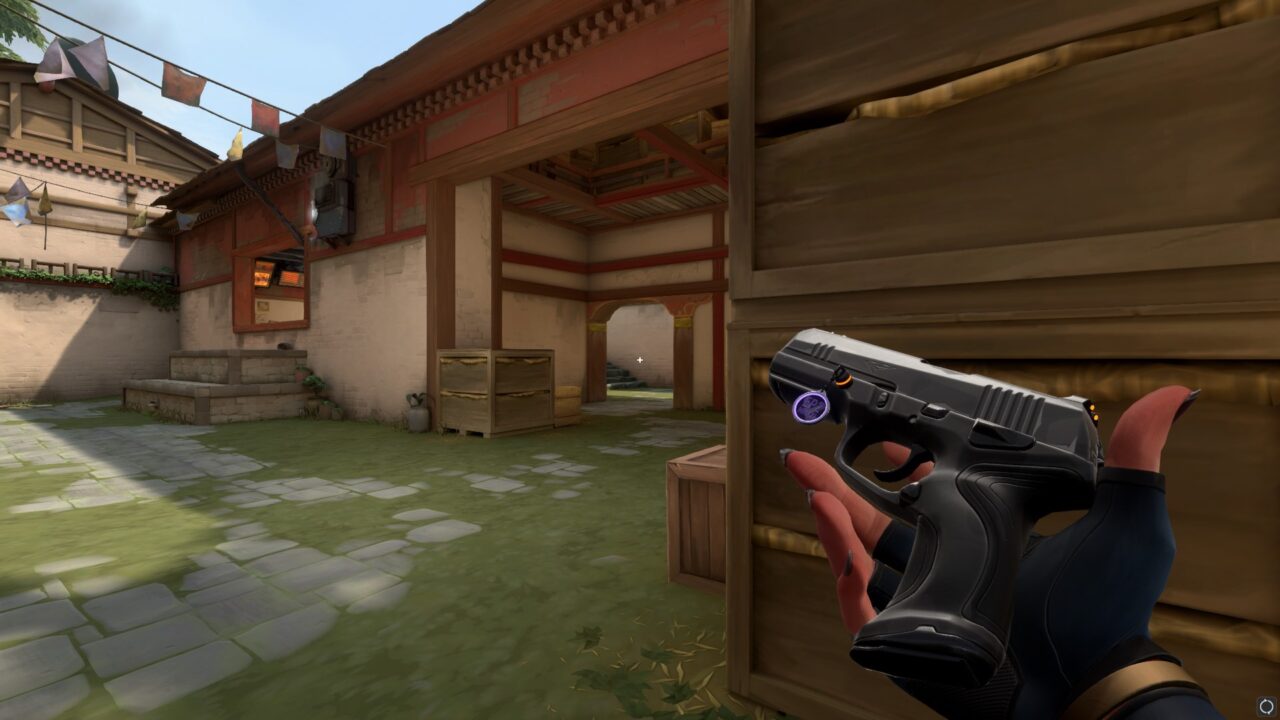 V1 Sarah&#039;s crosshair settings in VALORANT maximize enemy visibility during gunfights.